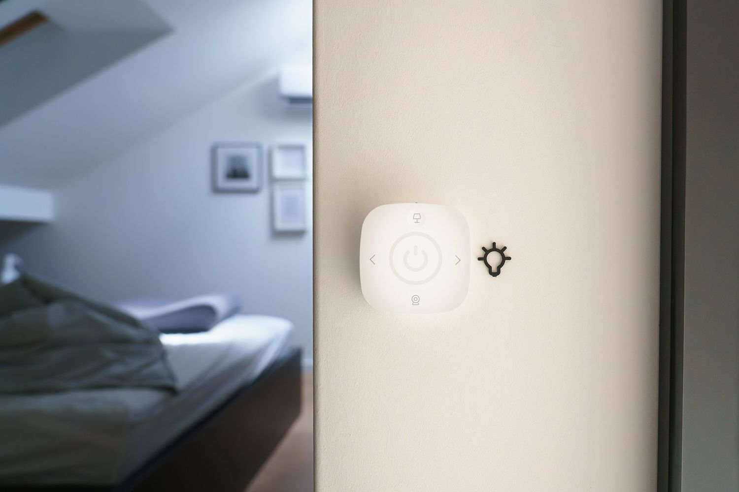 Panel de control domótico en la pared de una vivienda