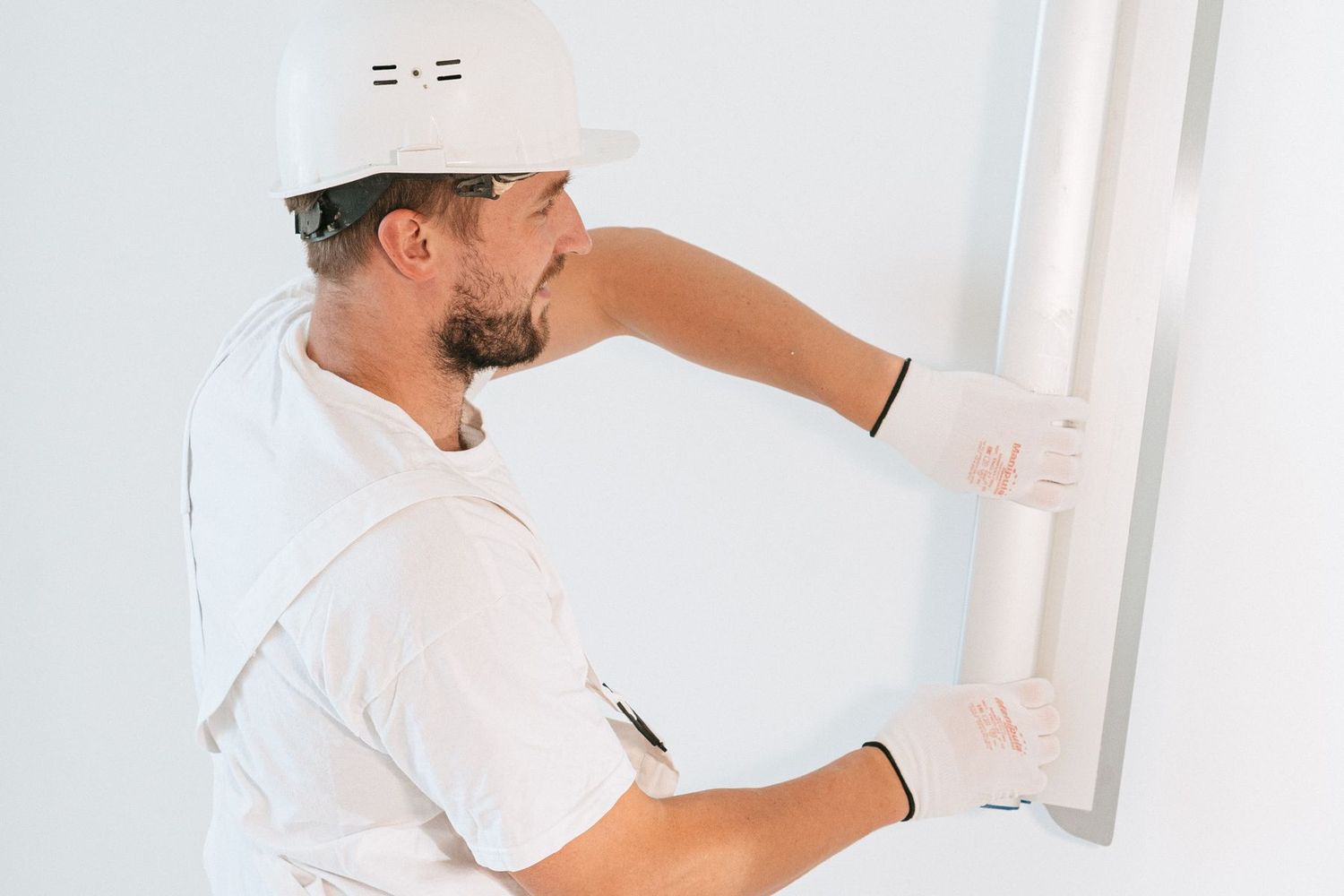 Instalación de placas de yeso con aislamiento en una pared