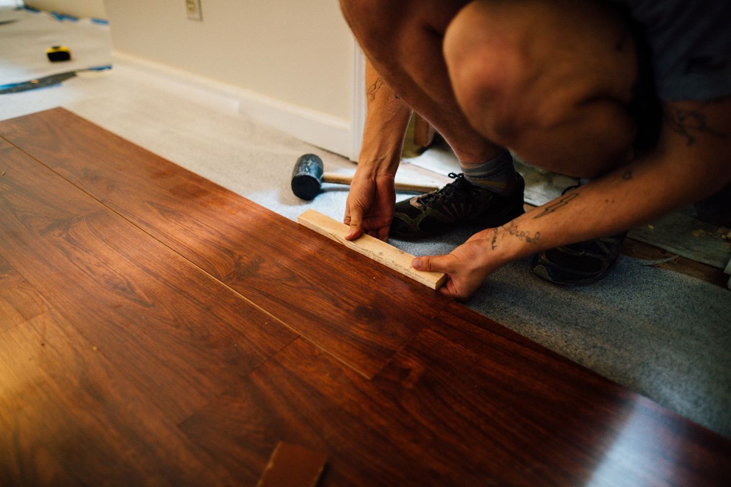 Colocación de tarima de madera clara en una habitación